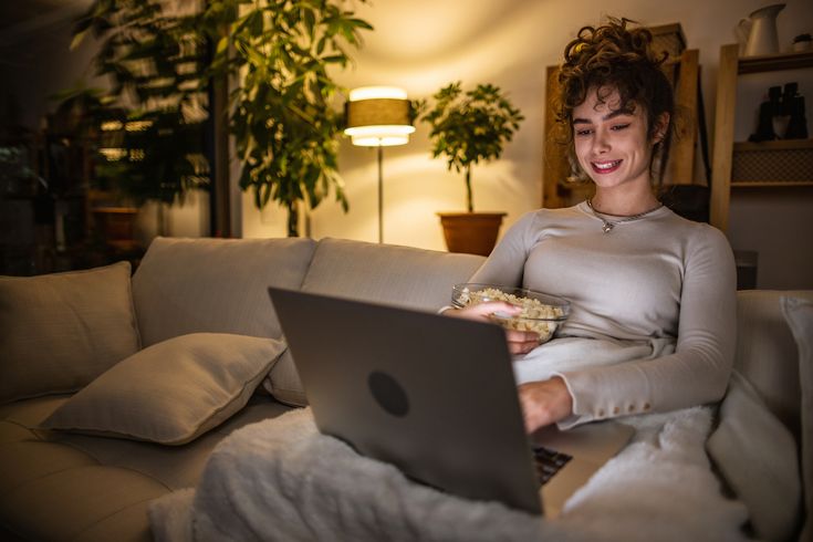 Mengapa Menonton Influencer Terasa Seperti Nongkrong dengan Sahabat Sendiri?