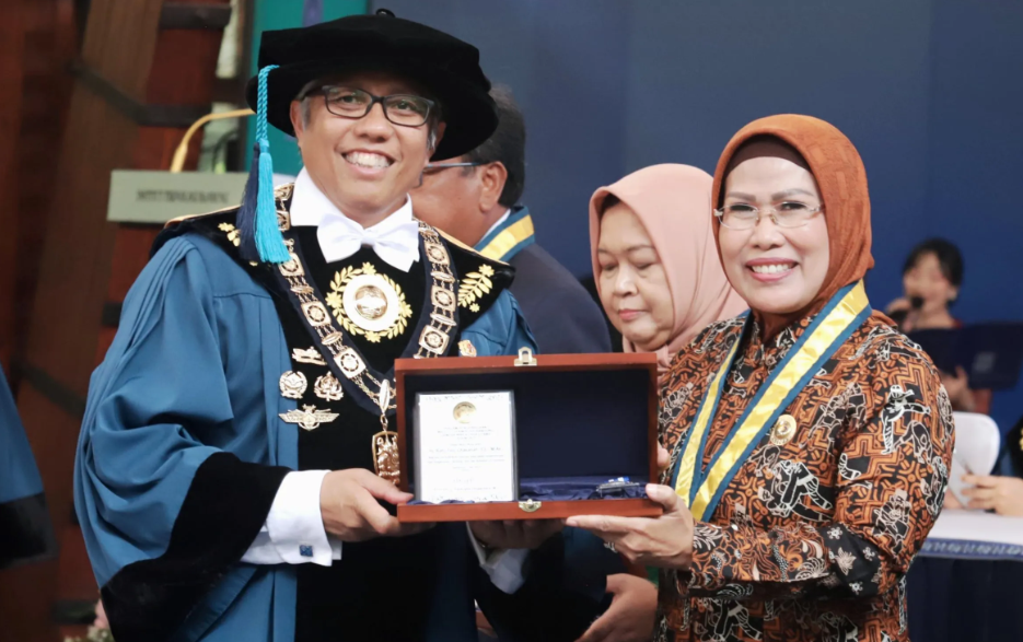 Pengakuan Bergengsi dari ITB: Ratu Tatu Chasanah Raih Ganesa Wirya Jasa Utama