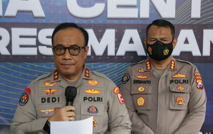 Mengejutkan, Polisi Temukan Puluhan Botol Miras Berserakan di Stadion Kanjuruhan 