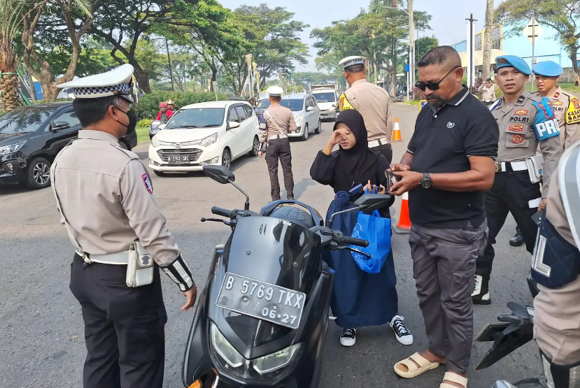 Main HP saat Nyetir, Belasan Pengemudi Kena Tilang di Hari Ketiga Operasi Patuh Maung