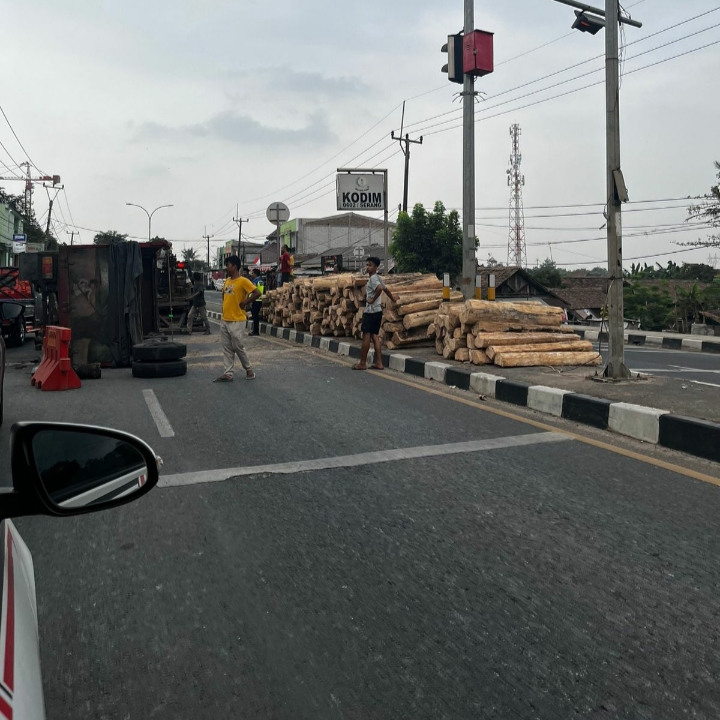 Alami Patah As, Truk Muatan Kayu Terguling di Depan Kodim Serang 