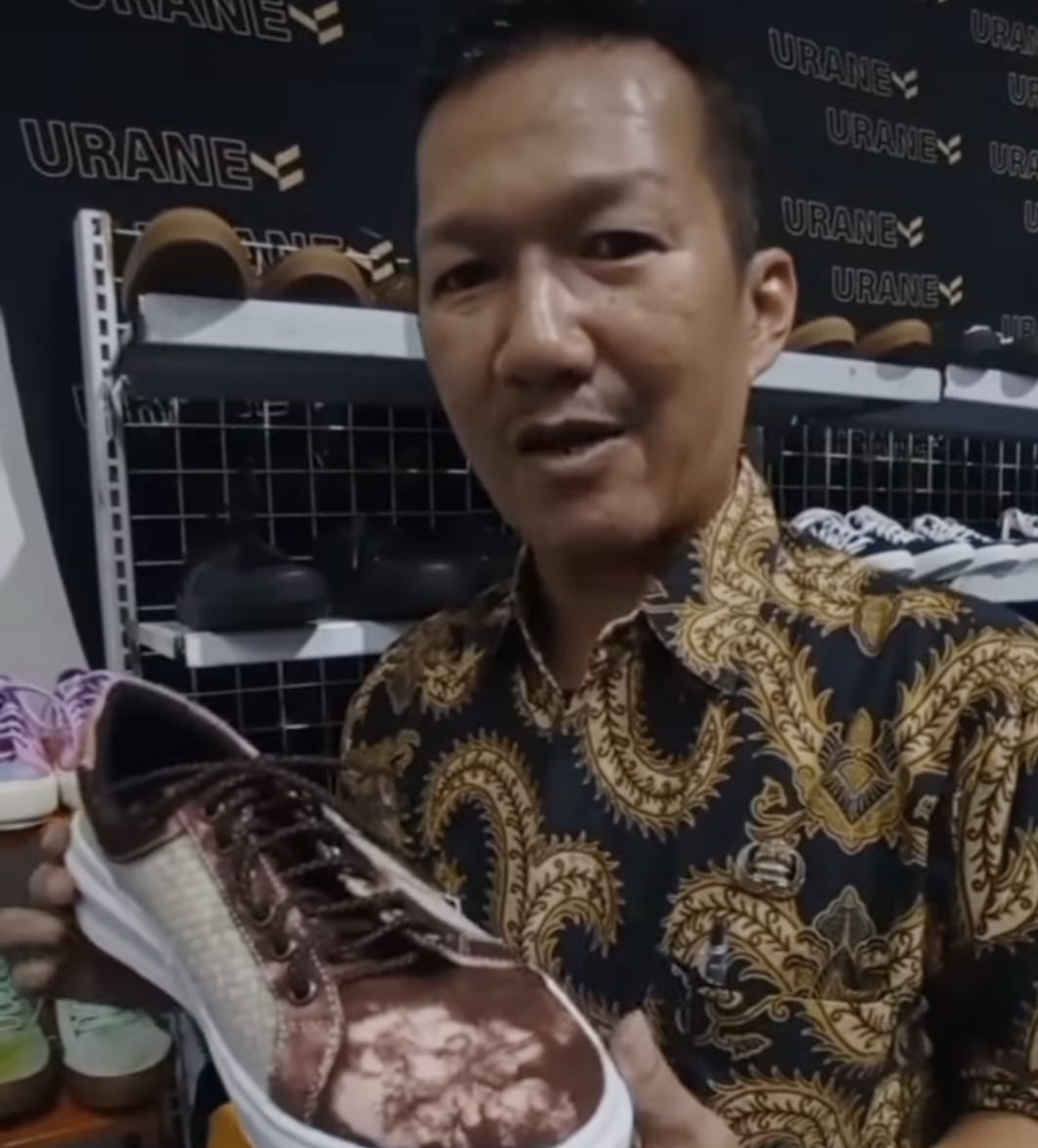 Sepatu Etnik Karya Perajin Sepatu di Pandeglang Diminati Pengunjung Kota Serang Fair