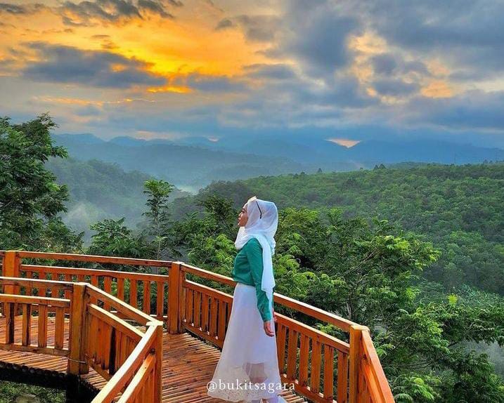 Bukit Durian Sagara Sukabumi, Suguhkan Pemandangan Syahdu Sambil Menyantap Durian 