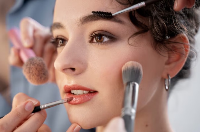 Tahan Seharian, 7 Tips Make Up Tahan Lama Agar Penampilan Sempurna Sepanjang Hari