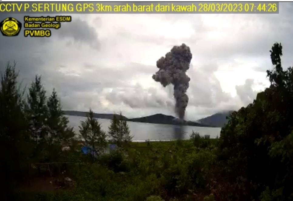 Waspada, Gunung Anak Krakatau Erupsi, Statusnya Siaga!