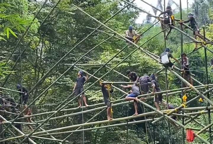 Warga Baduy Bangun Jembatan Bambu Puluhan Meter di Atas Sungai, Tuai Kekaguman Netizen