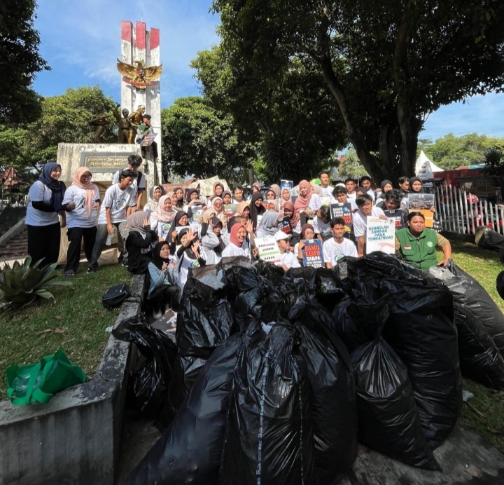 KOMPAS dan Trash Ranger Banten Gelar Aksi Bersih-Bersih di Alun-Alun Kota Serang