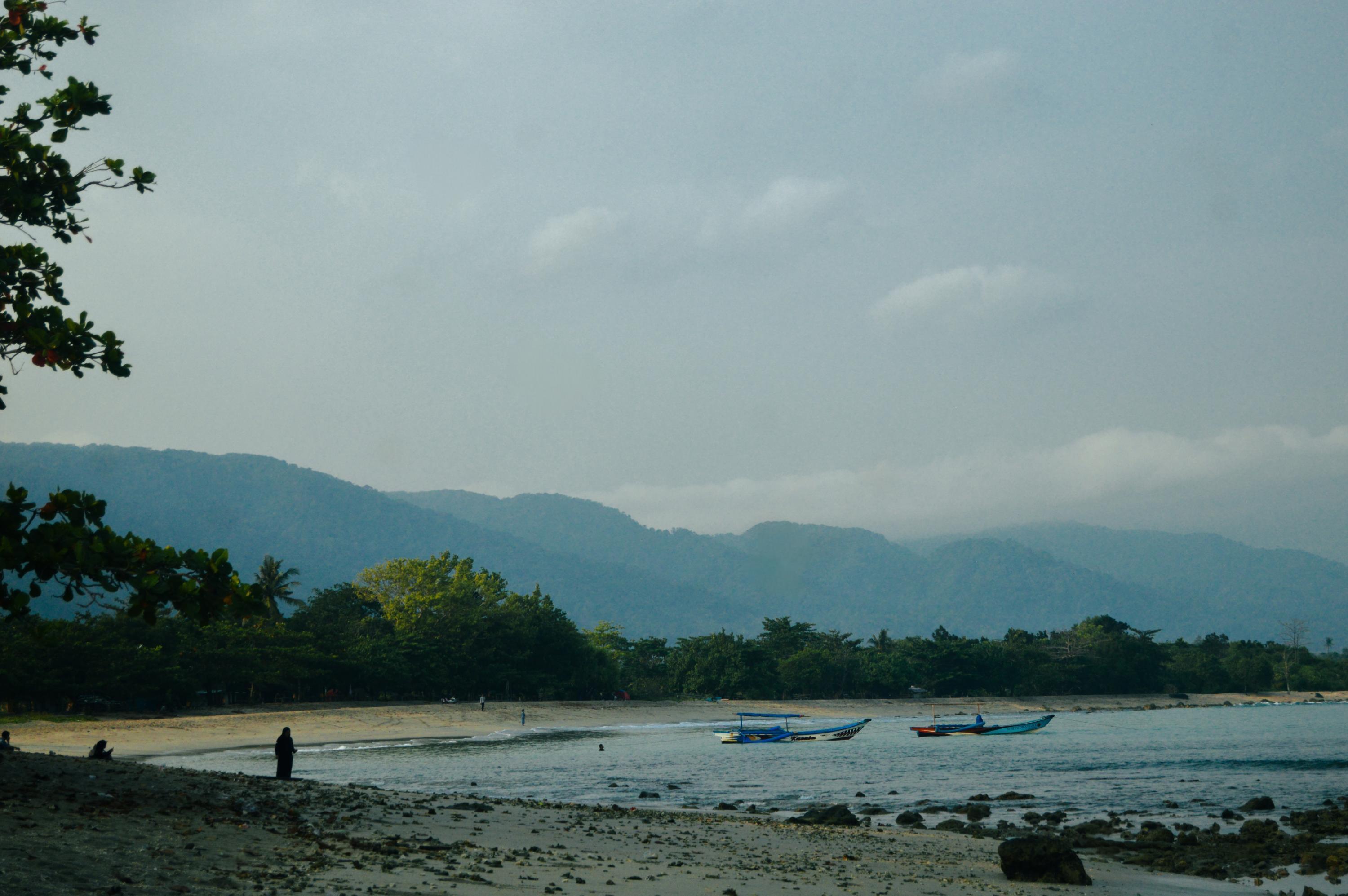 Pantai Daplangu, Wisata Murah Meriah dengan Panorama Laut dan latar Gunung Honje