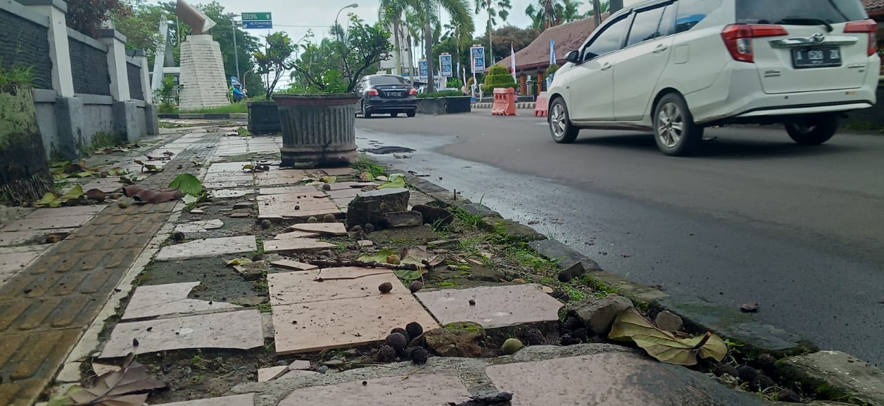 Jalur Pejalan Kaki di Jalan Protokol Pandeglang Rusak, DPUPR Akui Belum Ada Anggaran