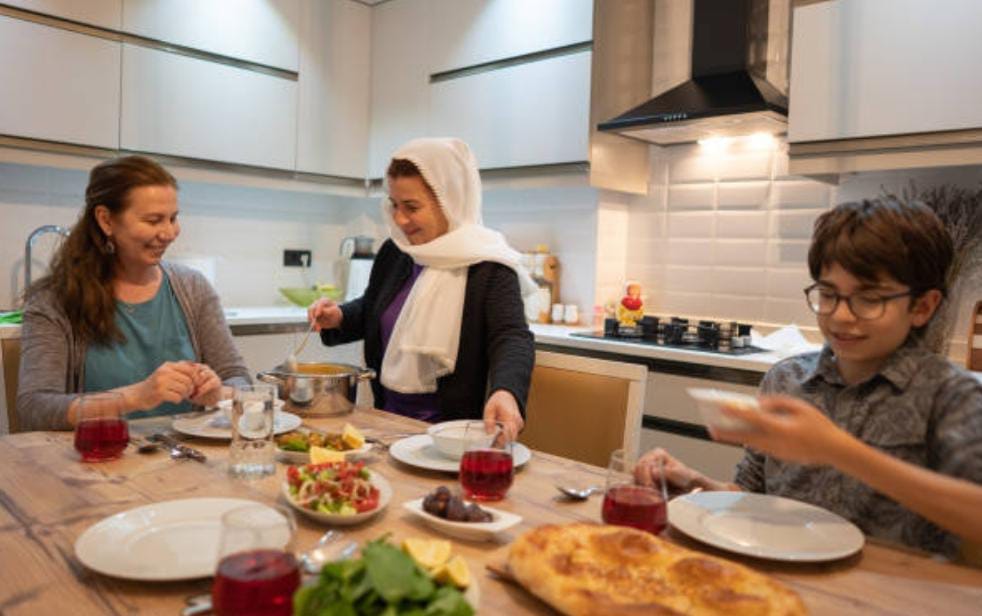 Agar Tetap Sehat Saat Berpuasa, Makanan dan Minuman Ini Wajib Dihindari Saat Sahur