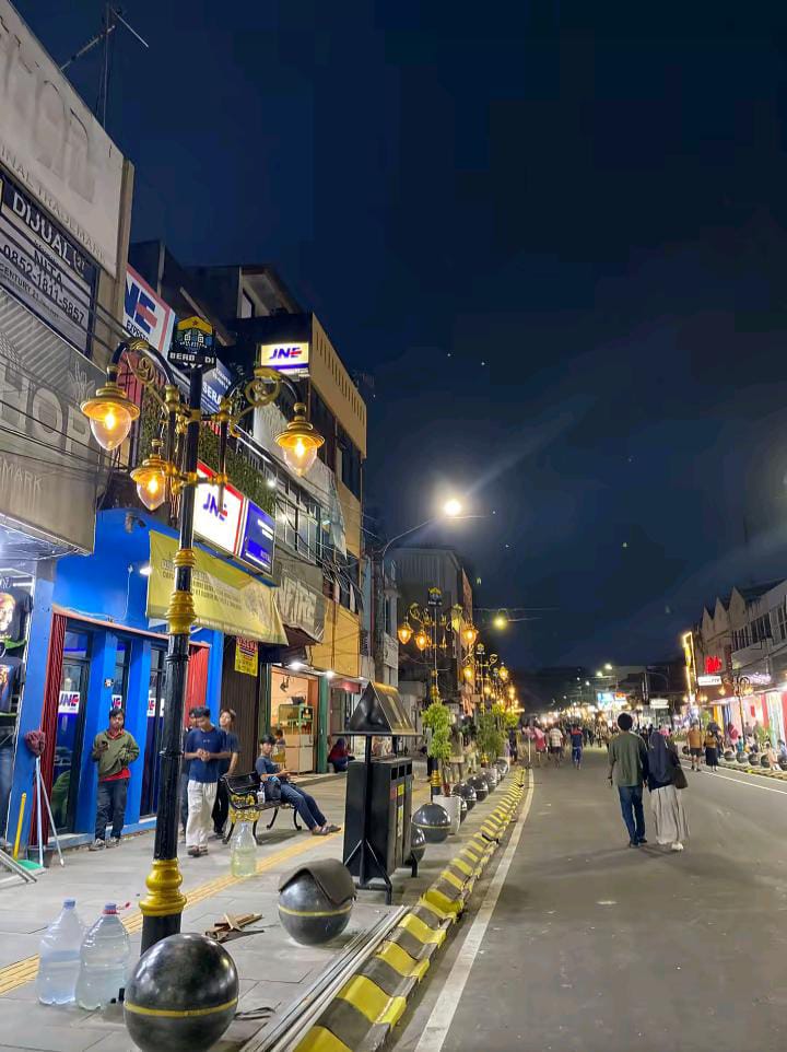 Liburan Versi Ringan, Mahasiswa Nikmati Suasana dan Cari Hiburan di Royal Baroe ‎