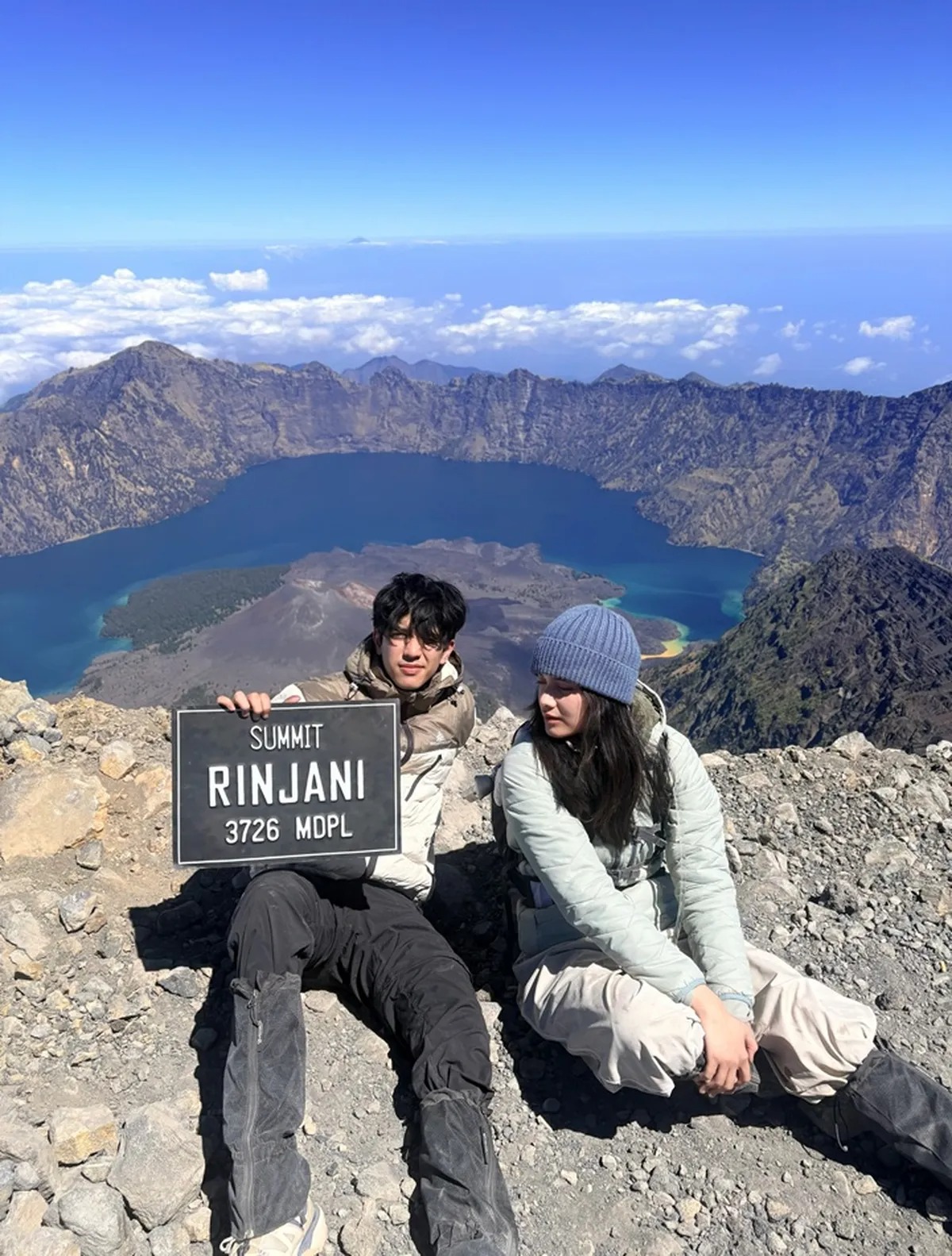 Potret Callista Arum dan Abun Sungkar Mendaki Gunung Rinjani 3726 MDPL