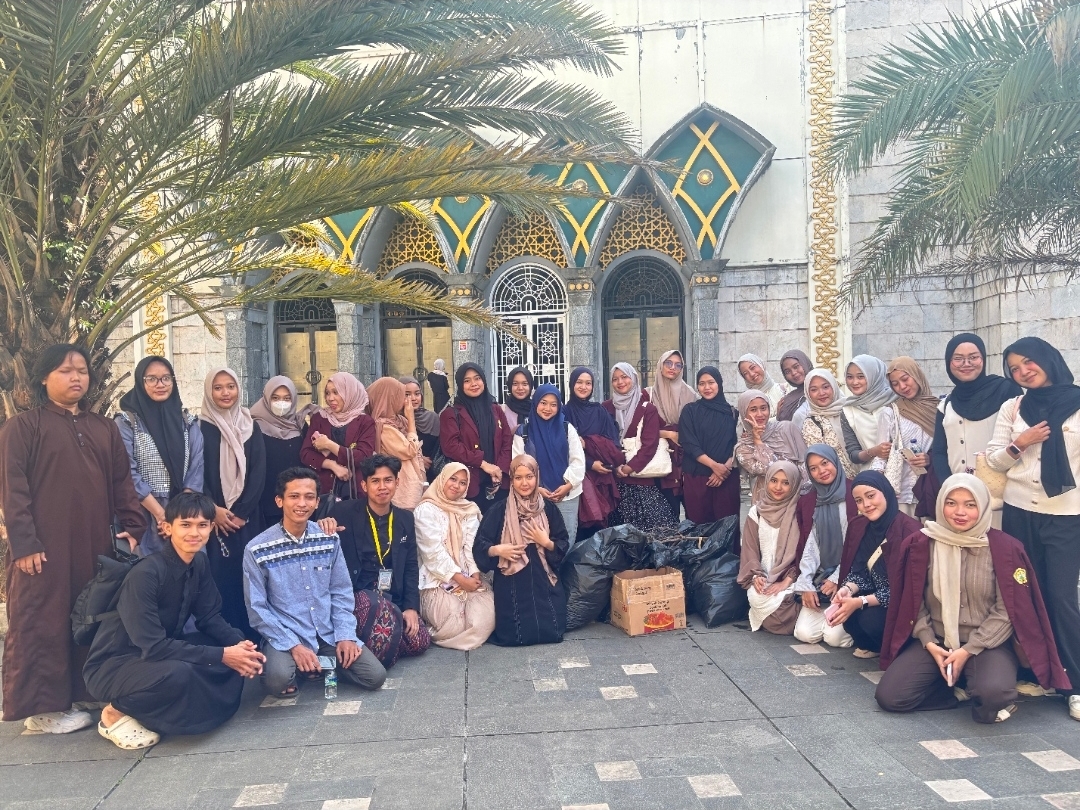 Relawan Kumpulkan 30 Kg Sampah dalam Aksi Clean Up di Masjid Agung Cilegon
