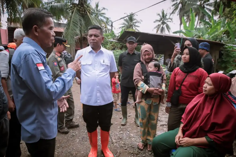 Kunjungan ke Sumbar, Gubernur Banten Andra Soni Salurkan Bantuan untuk Korban Bencana