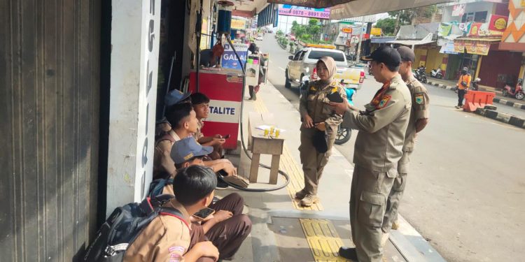 Hangout Sambil Ngebul di Jam Belajar, Gerombolan Pelajar Ini Diciduk Satpol PP