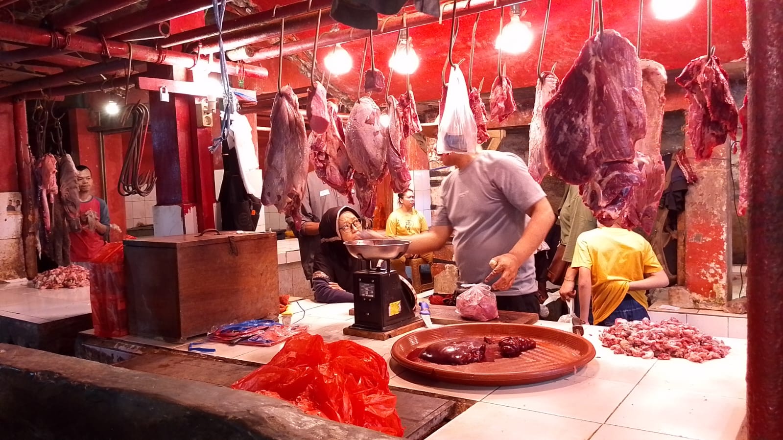 Harga Daging Sapi di Pasar Badak Capai Rp140 Ribu per Kilogram