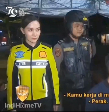 Polwan Ini Dijuluki Duta Sopan Indonesia Akibat Ganggu Orang Makan