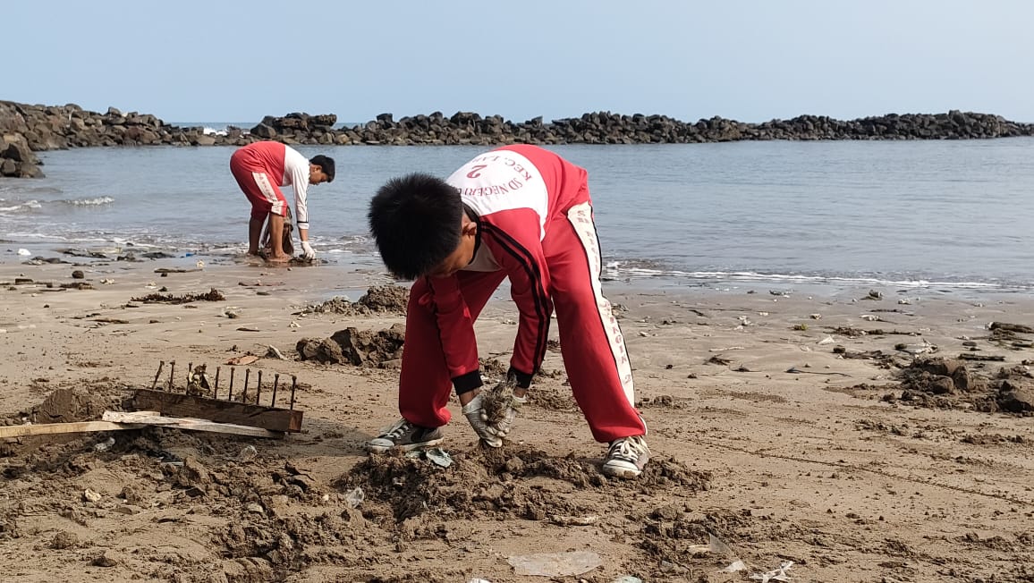 Kejar Mimpi Tangsel Angkut 1.000 Kilogram Sampah di Pantai Caringin