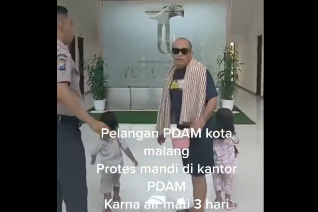 Viral Mandi di Kantor PDAM, Pria Ini Bawa 3 Anak Karena Air Mati Selama 3 Hari