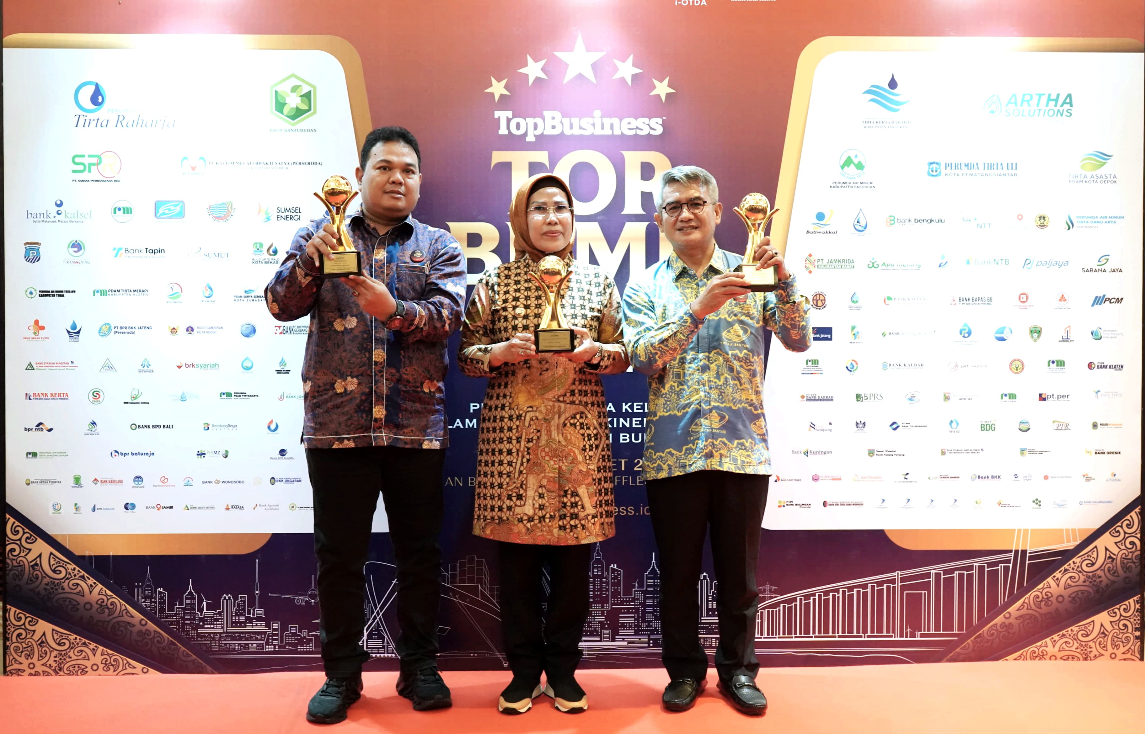 Bupati Serang, Perumda Tirta Albantani, dan BPR Serang Raih BUMD Award dari Majalah Top Business