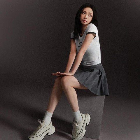 Inspirasi Tampil Stylish dengan Chunky Sneakers ala Karina Aespa