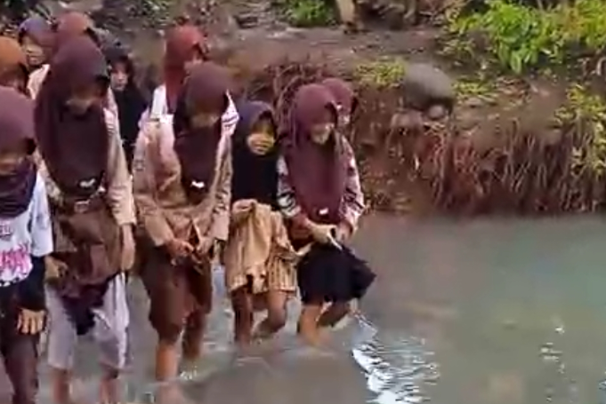 Akses Berbahaya, Warga Minta Bupati Pandeglang Bangun Jembatan Sementara untuk Siswa