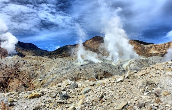 Misteri dan Keindahan 4 Mitos Kawah Gunung Papandayan