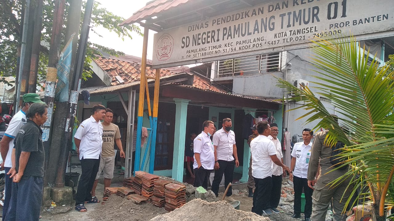 Merasa Milik Tanah Ayahnya, Warga Tutup Jalan SDN 1 Pamulang Timur