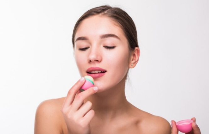 Merk Lip Balm Terbaik untuk Bibir Kering dan Pecah Pecah