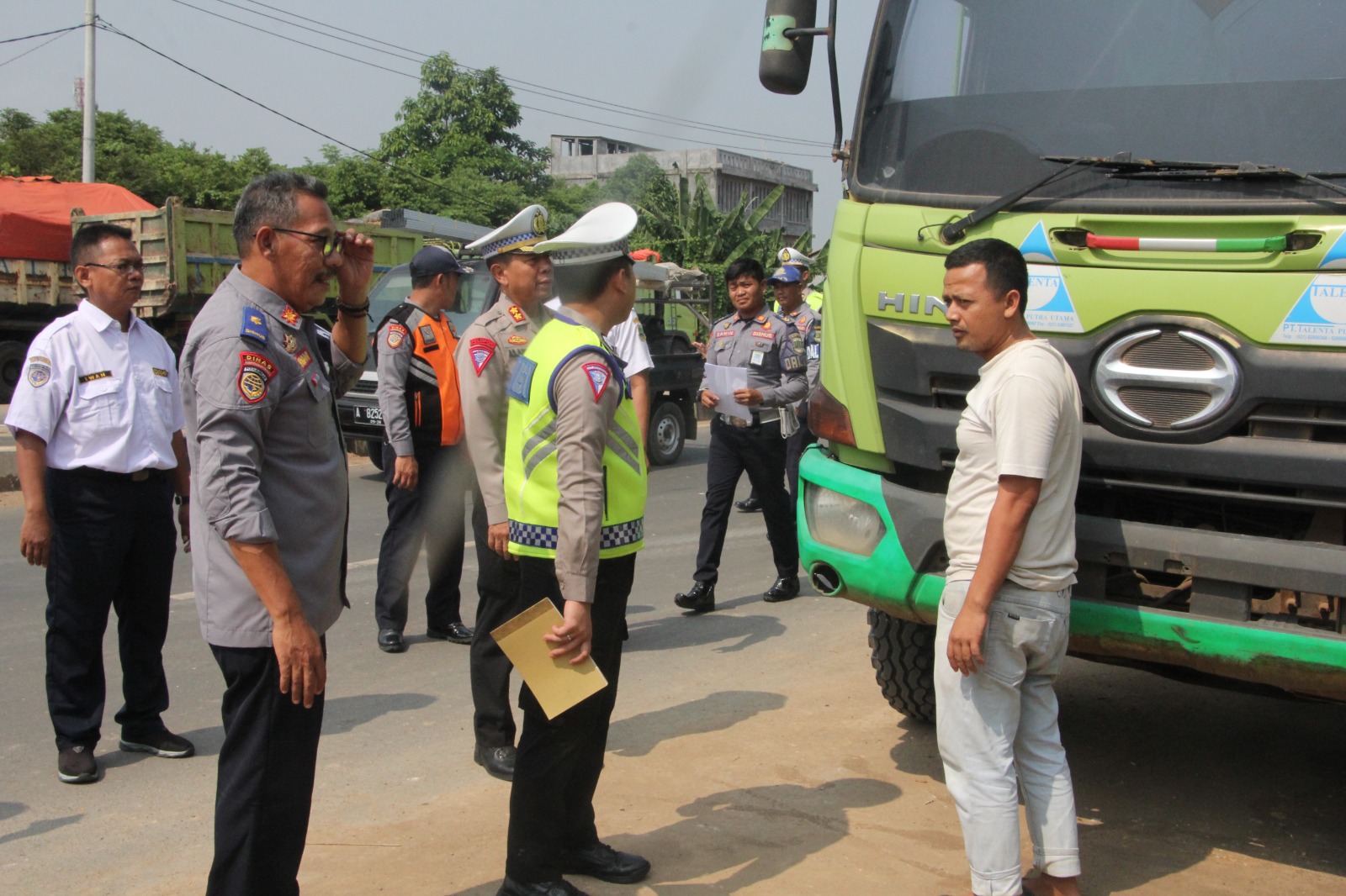 Ditlantas Polda Banten Tegur Sopir Truk yang Parkir Sembarangan