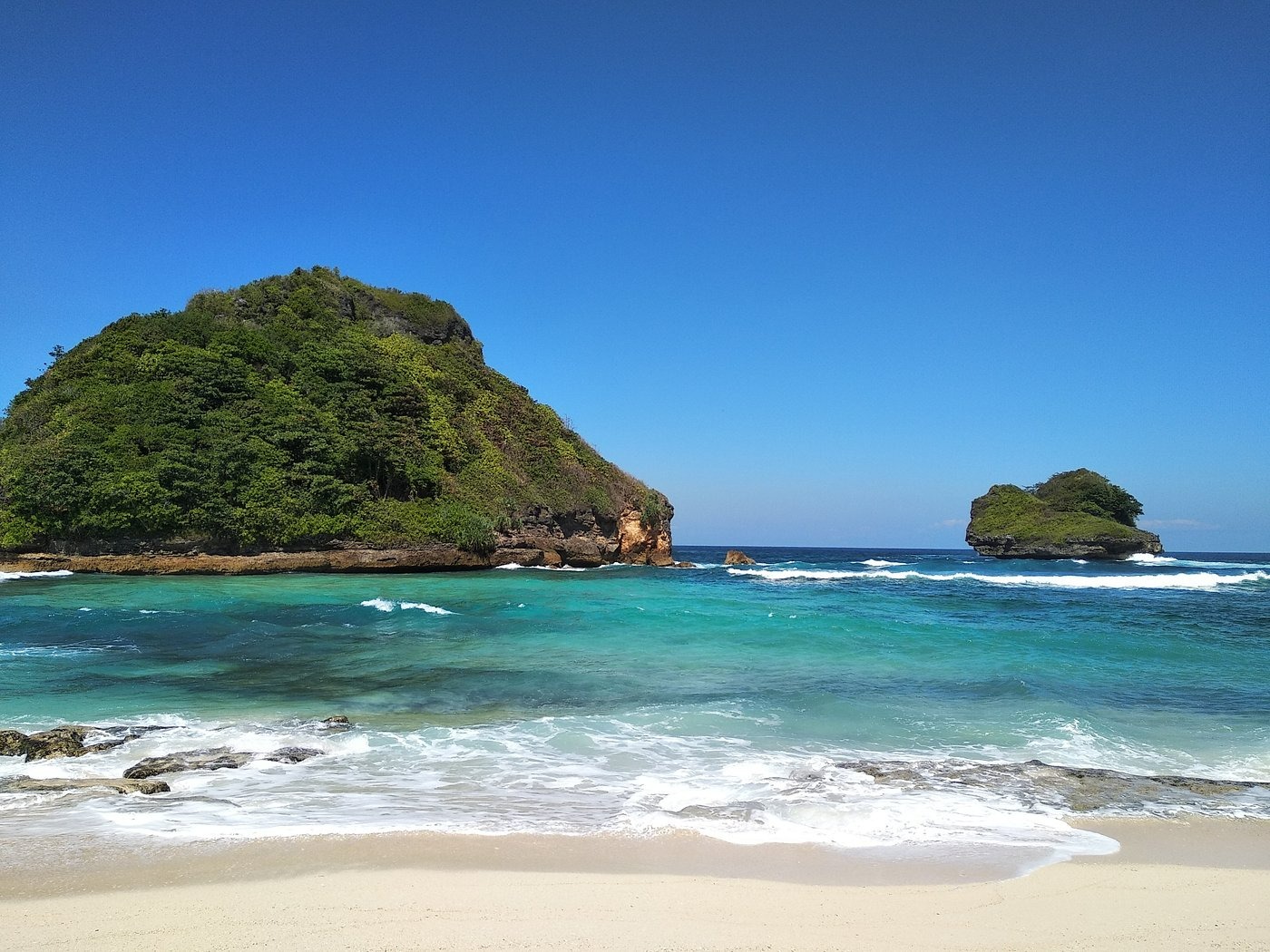 Empat Destinasi Pantai di Wisata Malang yang Bisa Bikin Kamu Takjub