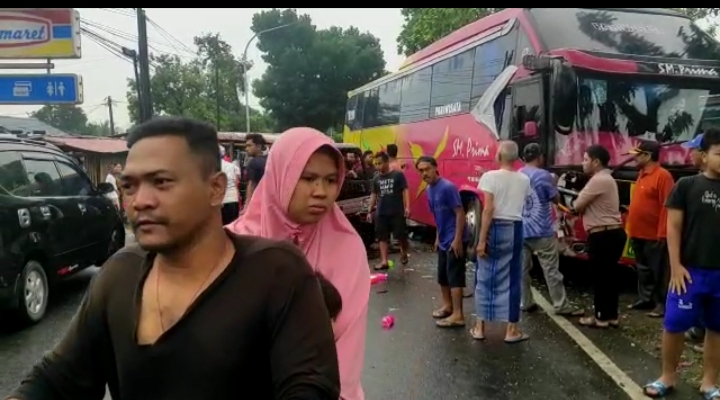 BREAKING NEWS: Kecelakaan di Baros Libatkan Bus, Mobil Kelontongan dan Motor, 1 Tewas 