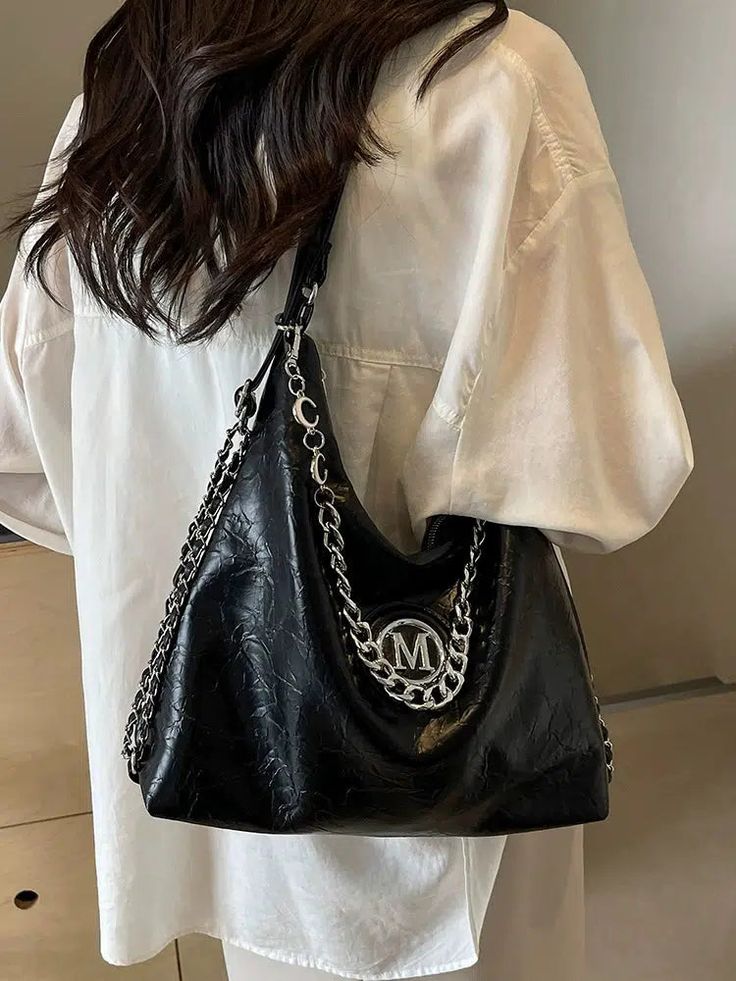 Detail Handle Rantai pada Tas Kembali Jadi Sorotan Tren Fashion 2026