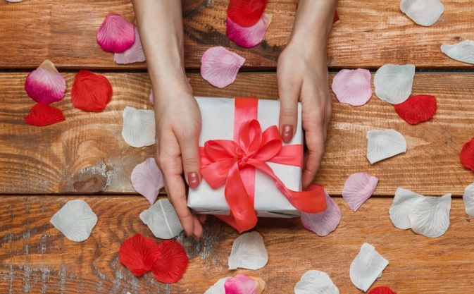 Ide Kado Valentine Untuk Pasangan Cowok, Gak Bingung Lagi Deh