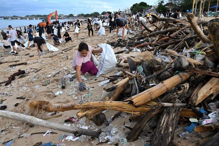 TNI dan Pelajar Bersihkan Pantai Kuta Usai Prabowo Sentil Masalah Sampah di Bali