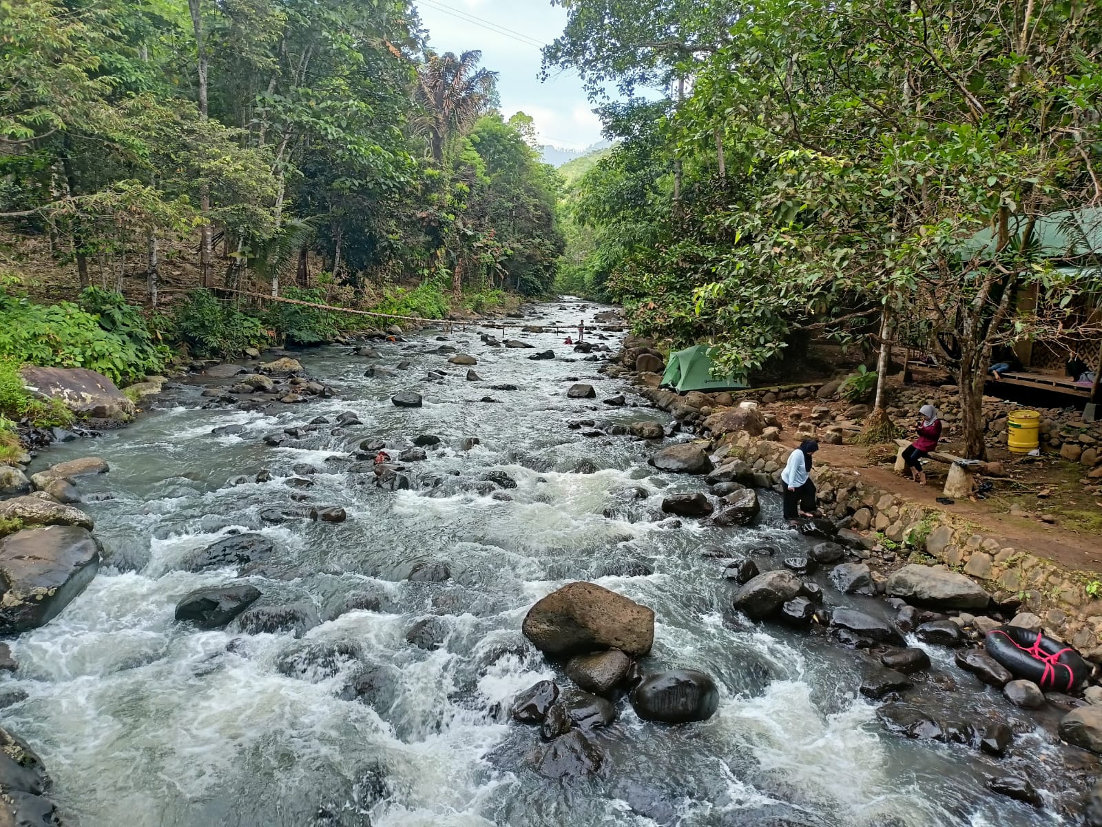 Tempat Perkemahan Asri di Pinggir Sungai di Kabupaten Serang 