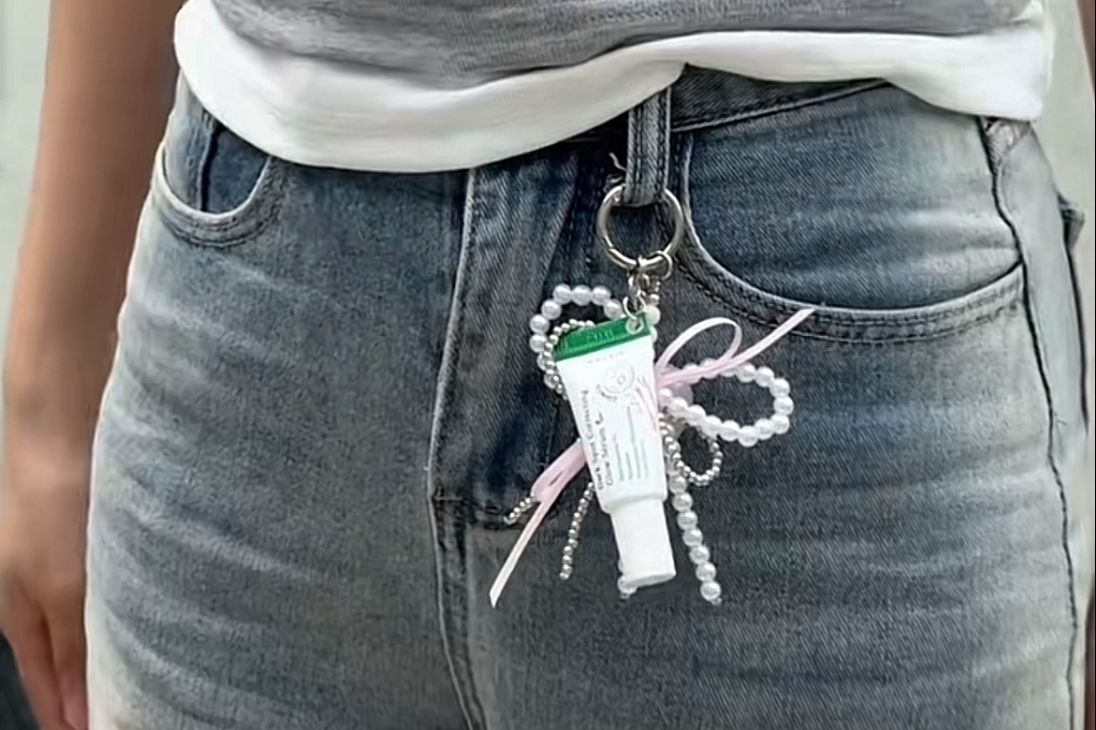 Keychain Celana Jins: Aksesori Fashion Trendy ala Korea yang Sedang Hits