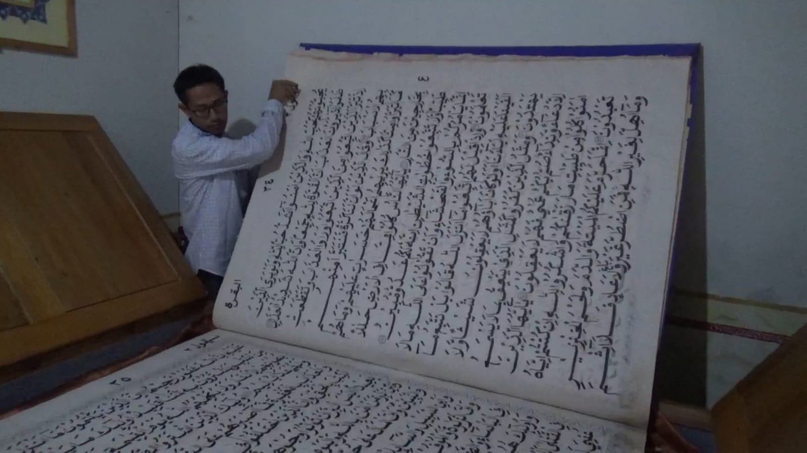 Al Quran Berukuran Jumbo Ada di Cilegon, Ditulis Tangan 32 Tahun Lalu 