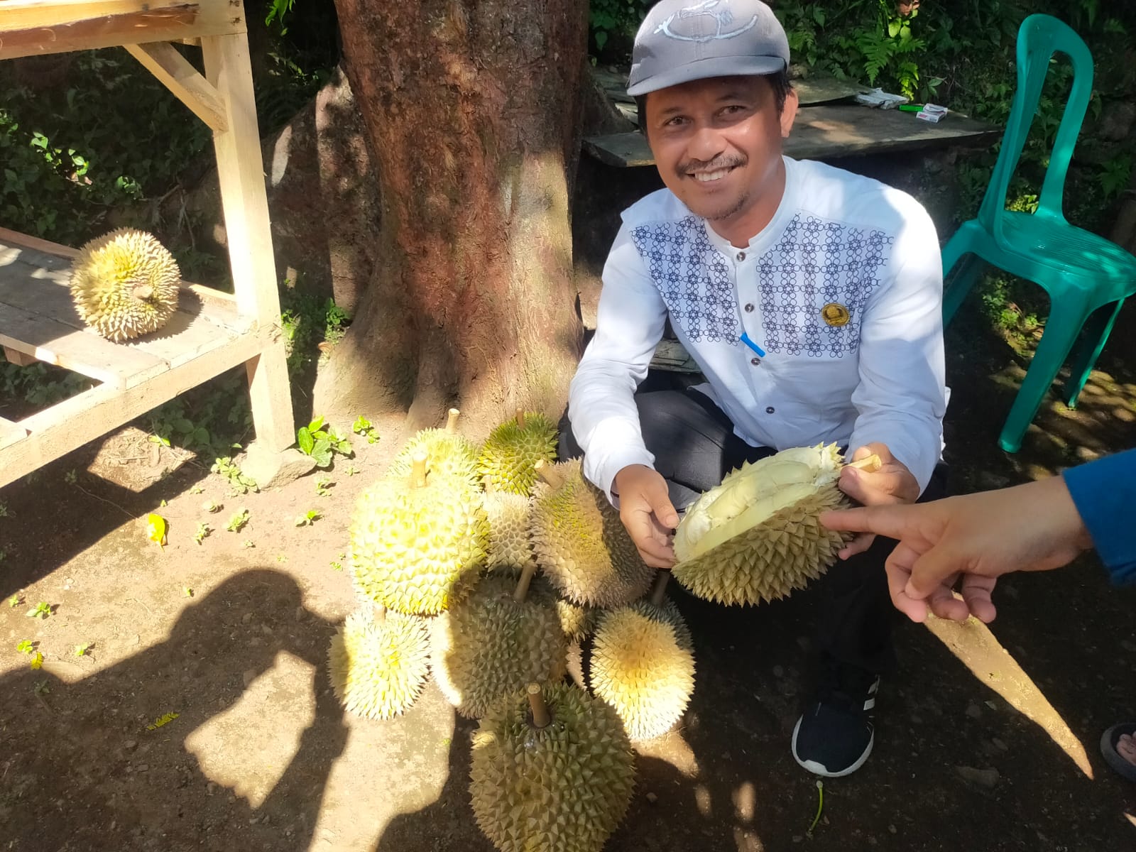 Warga Pamulang Berburu Durian Geblugan di Cadasari Pandeglang