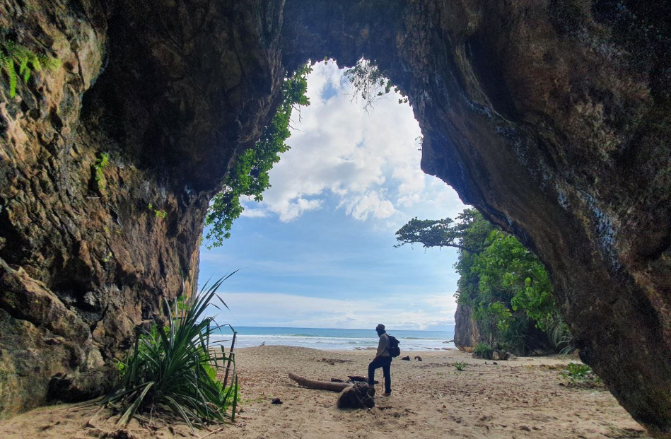 Keindahan Pantai Goa Langir Sawarna, Dikatakan Sebagai Nusa Peninda Pulau Jawa