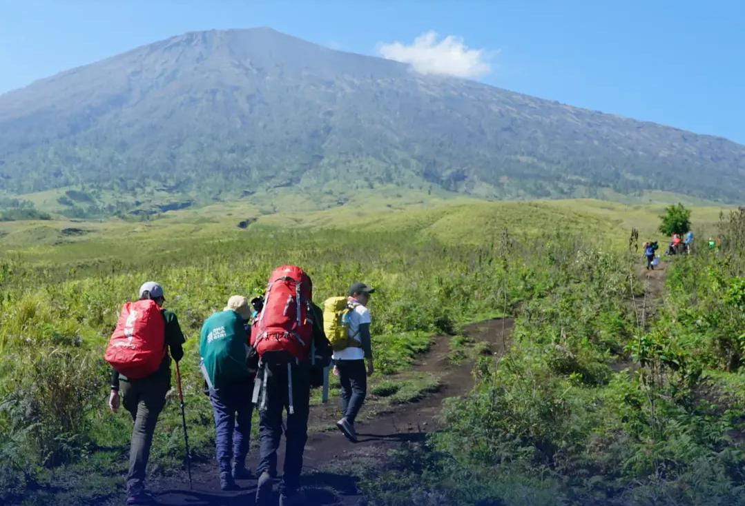 Pendaki Asal Swiss Terjatuh di Gunung Rinjani, Dievakuasi Menggunakan Helikopter