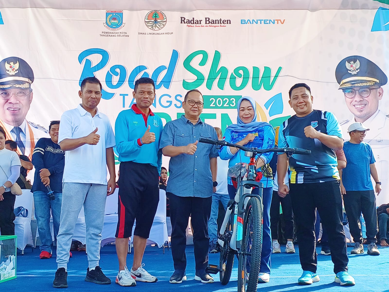 Roadshow Green and Clean Tangsel 2023, Ratusan Warga Senam Pagi di Lapangan Cilenggang