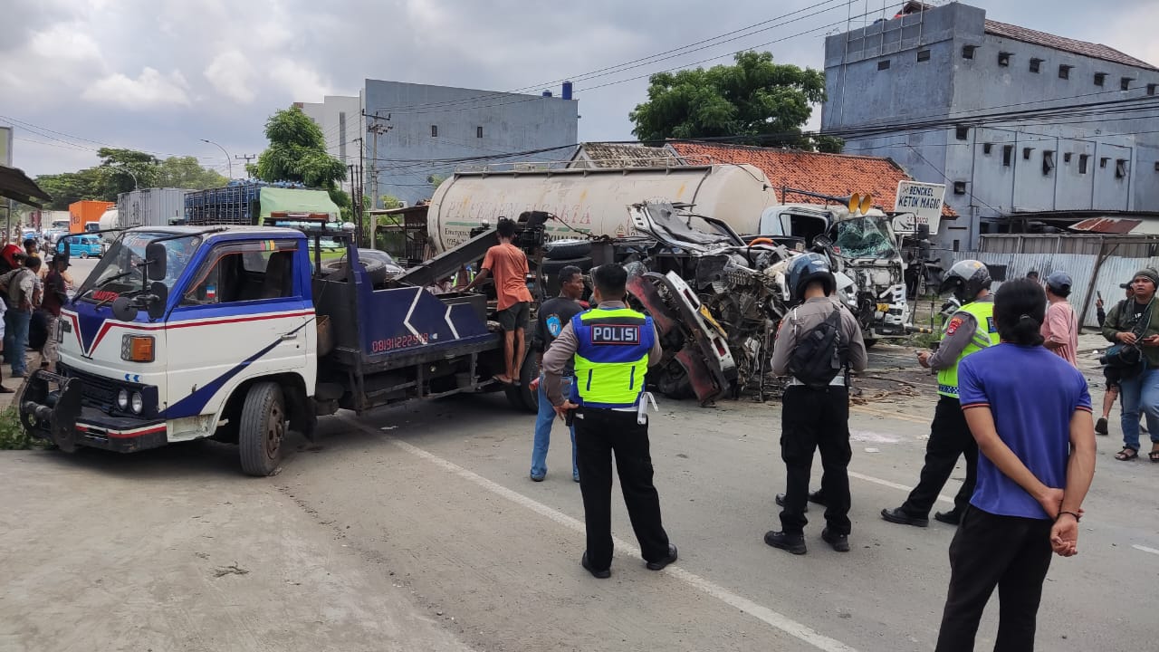 Truk Pasir Adu Kebo dengan Truk Semen di Jalan Raya Serang - Cilegon, Satu Tewas 