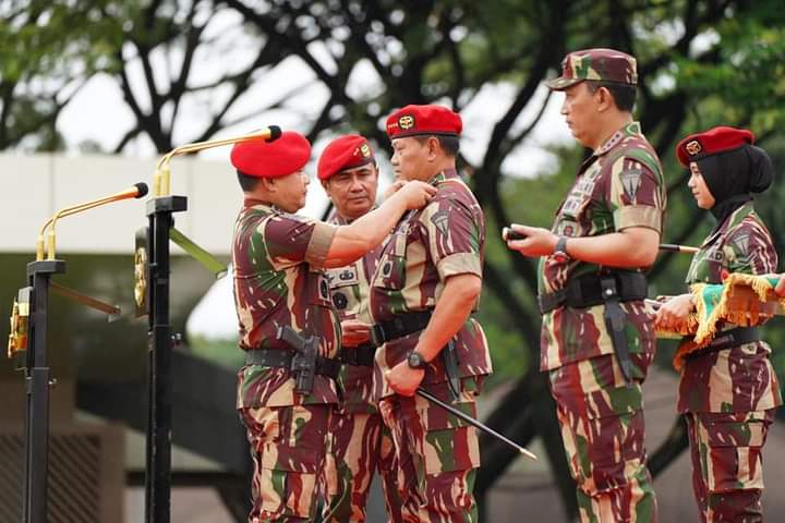 Disematkan Jenderal Dudung, Panglima TNI dan Kapolri Terima Baret Merah Kopassus