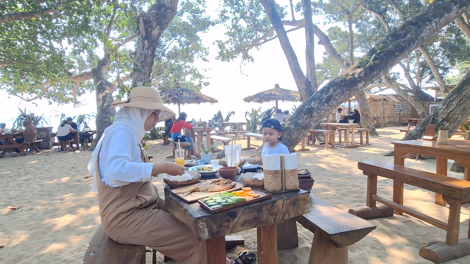 Pantai di Pandeglang Ini Cocok untuk Nongkrong dan Quality Time dengan Keluarga