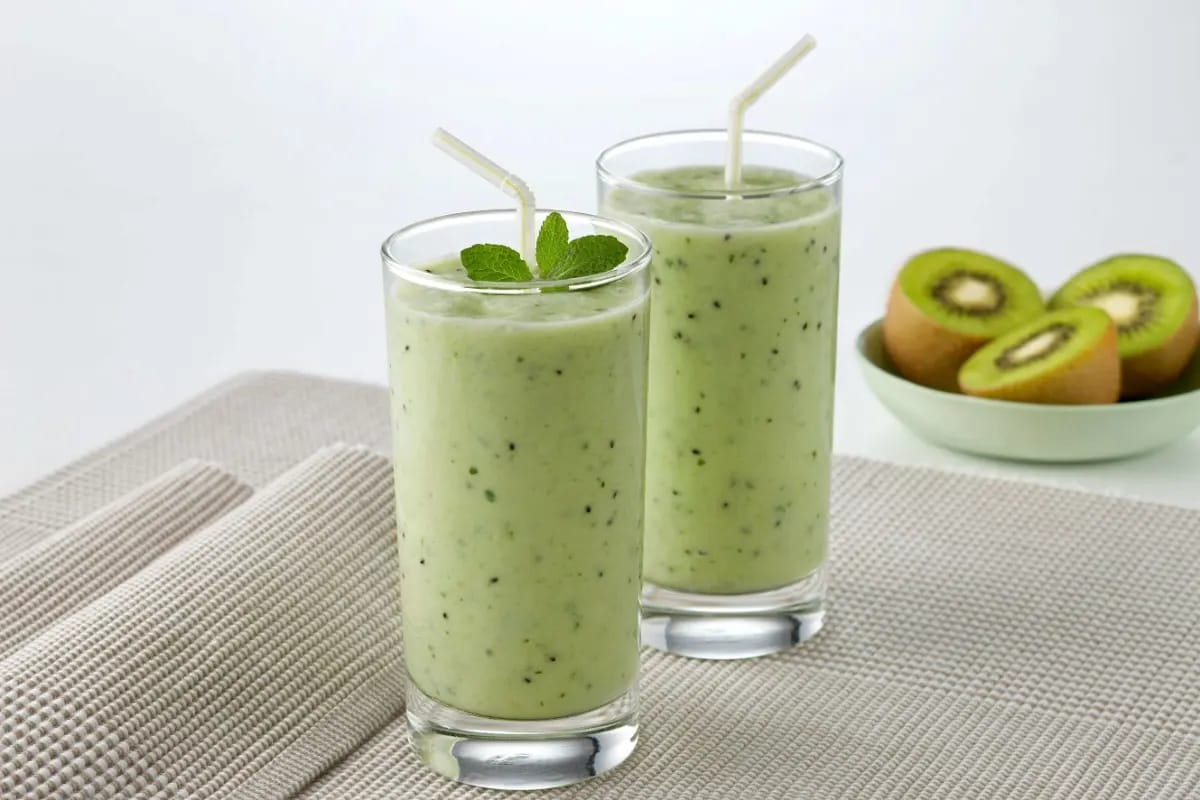 Sering Sembelit? Coba Minum Smoothie Kiwi Setelah Makan Malam