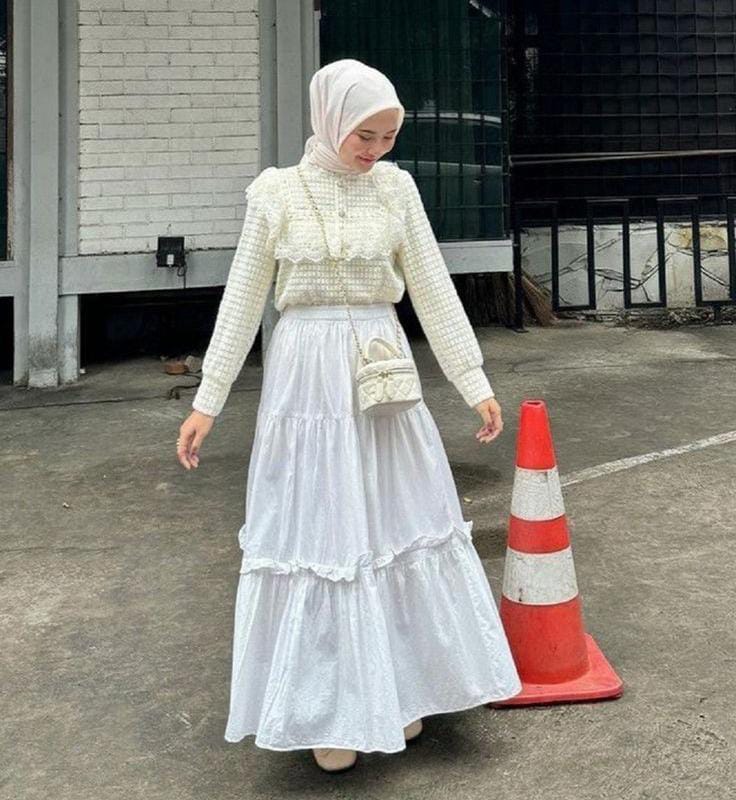 10 Cara Pakai Rok Panjang agar Terlihat Lebih Stylish