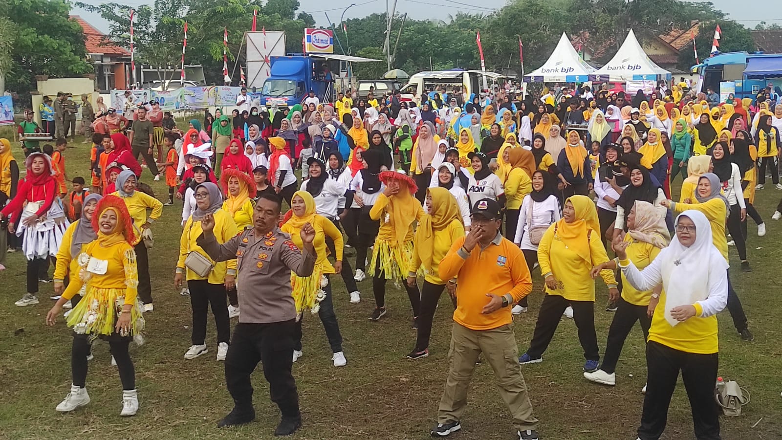 Warga Ramaikan Roadshow Lomba Kampung Bersih dan Aman di Kecamatan Lebakwangi