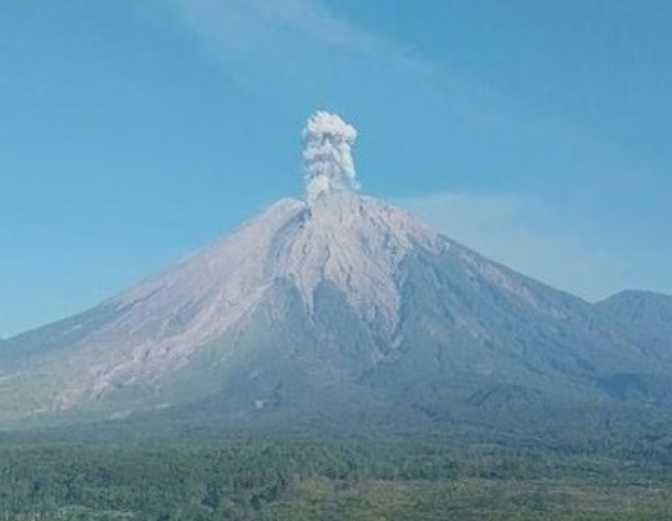 Semeru Erupsi 3 Kali dalam Dua Jam, Kolom Abu Makin Tinggi hingga 1.000 Meter