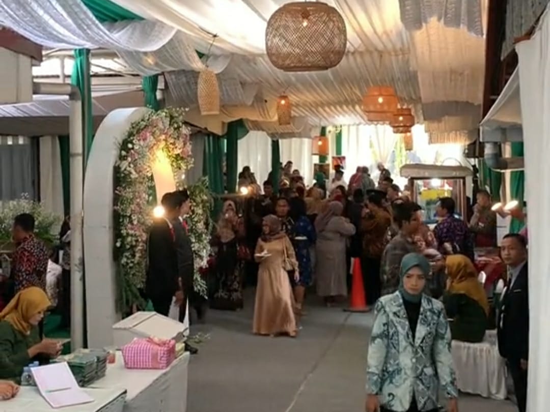 Pasangan Ini Viral Nikah di Pasar Ngijon Sleman, Netizen: Konsepnya Keren
